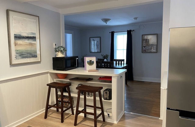 Large cozy and peaceful apartment walk anywhere