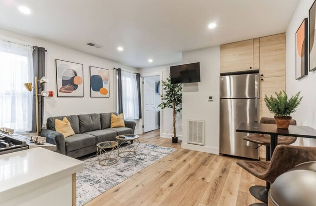 Large & Cozy Center City 1/1