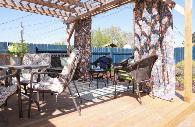 Central Richland home with large pergola deck