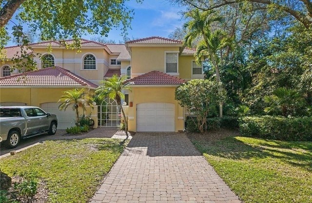Large Deluxe 2-bedroom Condo in Bay Forest Naples Minutes to Beach - 30 day min.