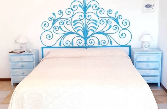 Large double bedroom with bathroom a few steps from the sea.