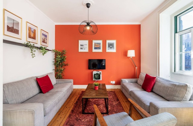DOWNTOWN DUPLEX, 5 ROOMS, 20 GUESTS