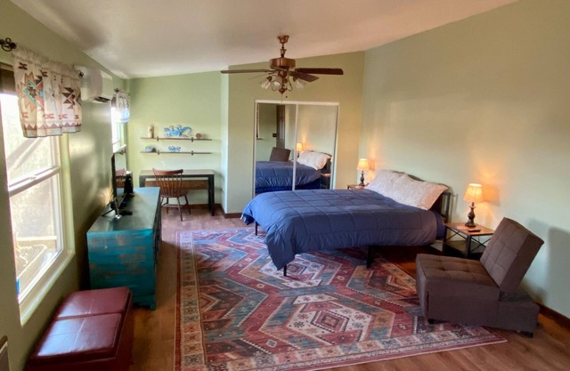 Large Efficiency Apartment w/ Kitchenette, Laundry & Screened Porch