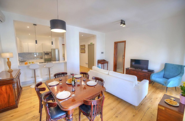 Large, elegant 2bdm flat in St. Julian's DBRI1-1