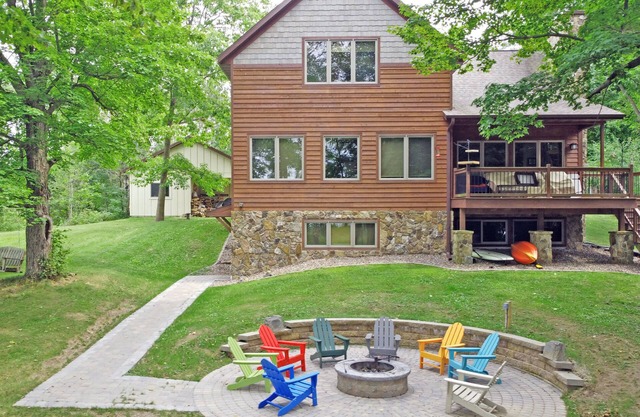 Large Executive Lake Home On Popular Northern Wisconsin Chain of Lakes