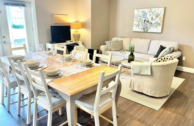 LARGE EXECUTIVE & NEW SPACIOUS 3 Bdrm HOME, 30 min to DT! FREE PARKING, FAST Net