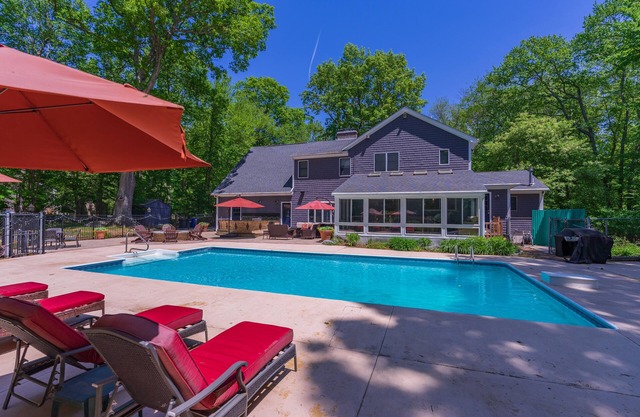 Large executive home w/pool on a private 2 acres