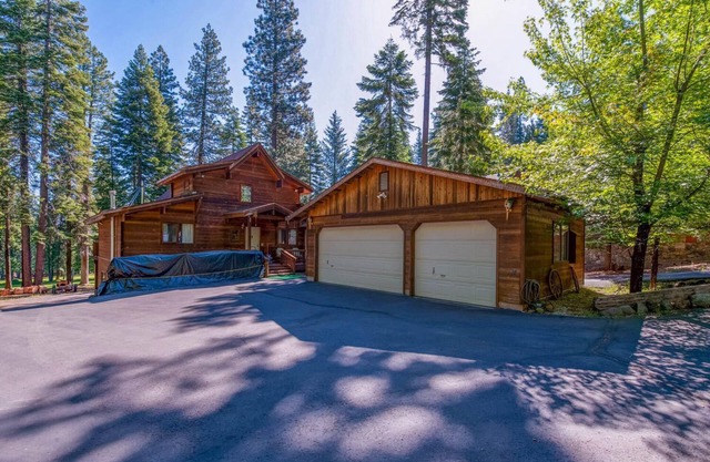 Large family cabin getaway on Golf Course at Lake Almanor West