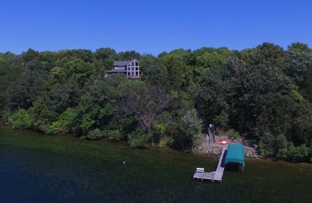 Large Family Cabin on Lake Sylvia -Beautiful & Clean Lake! Awesome Fishing
