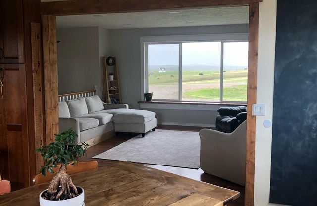 Large, Family Friendly Country Full house near Waterton and Cardston