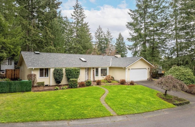 Large Family-Friendly Home on NW Side - Dogs OK
