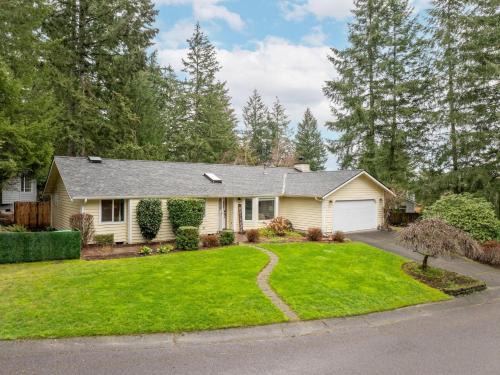 Large Family-Friendly Home on NW Side - Dogs OK