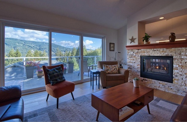 Large Family home - 2 min walk to the beach with waterviews.