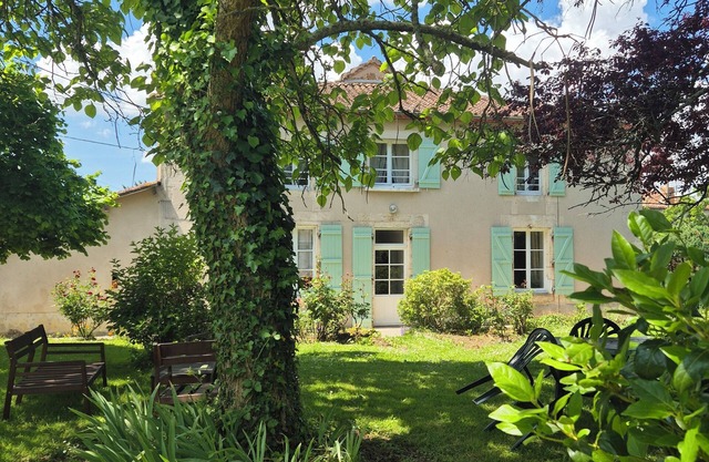 Large family home at the gateway to Périgord. Pets allowed