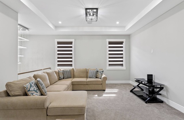 LARGE FAMILY HOME , SPACIOUS & MODERN BY THE LAKESIDE.