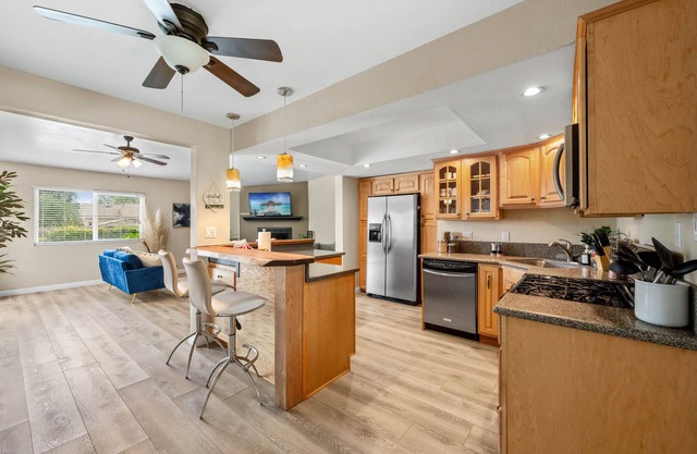 Large Family Home Minutes to the Beach & Shopping. Heated Pool/Spa & Pet Friendly!