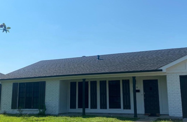 Large family home Near local hot spot!