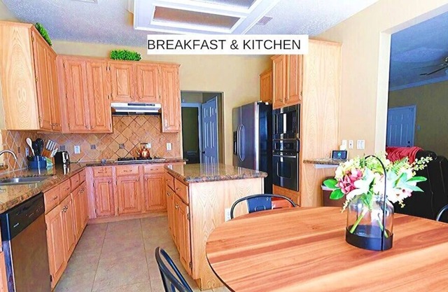 Large Family Home, 14 Beds, Pergola over BBQ area, 25 m From Downtown
