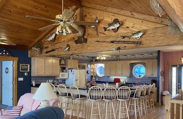 LARGE family - NO PROBLEM! 14 pp main house + attached Pirate’s Hut 12 pp more!