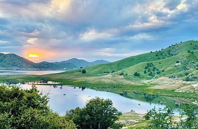 Großes Familienhotel mit Millionen-Dollar-Blick auf den Lake Kaweah!