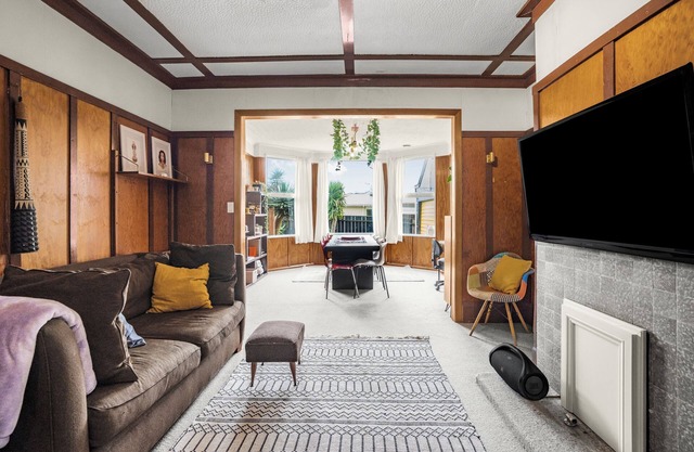 Large family sized pet-friendly accommodation with backyard in MIRAMAR, WGTN