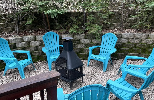 Large Family Vacation Home - Hot Tub, Pool Table, Bball, <1 mi to downtown TH.