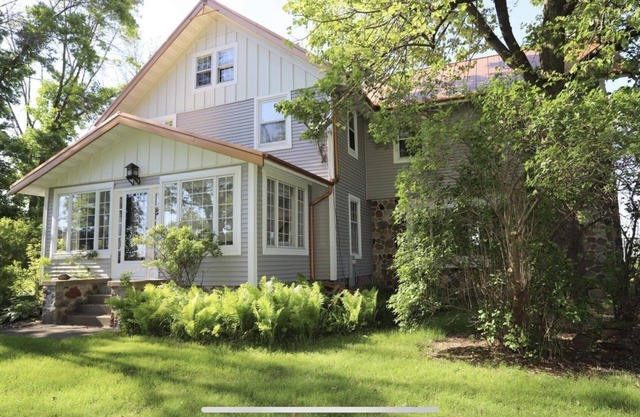 Large Farmhouse near RA & golf. Breakfast Included with lots of room for all!