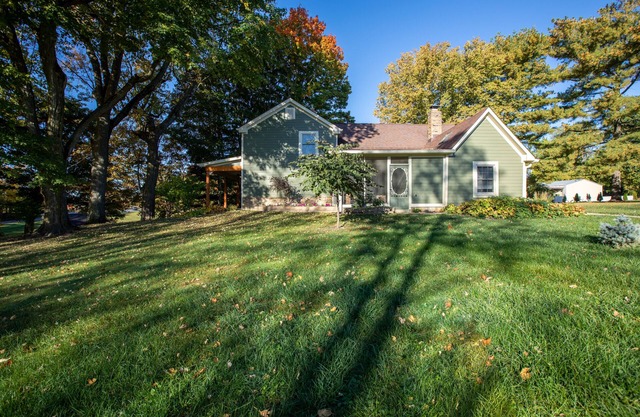Large Farmhouse w/Hot Tub - Close to it All