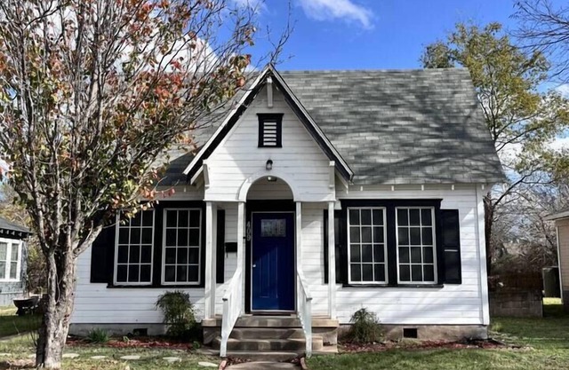Large fenced yard near town square (Starlink WiFi), Charming bungalow with fenced yard and Starlink