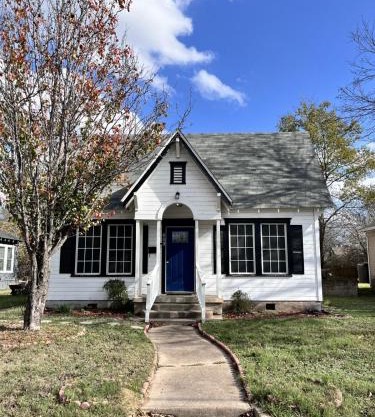 Large fenced yard near town square with Starlink