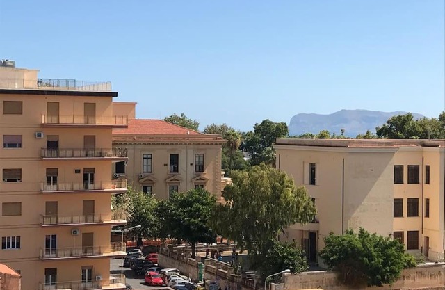 Large flat near Botanical Garden & Central Station