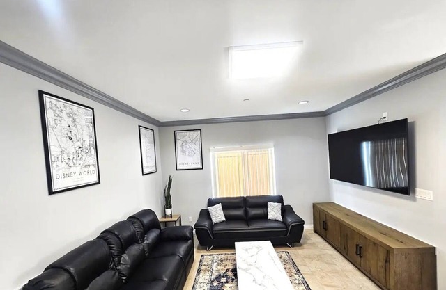 Large Fun Modern near Disneyland & OC Beaches