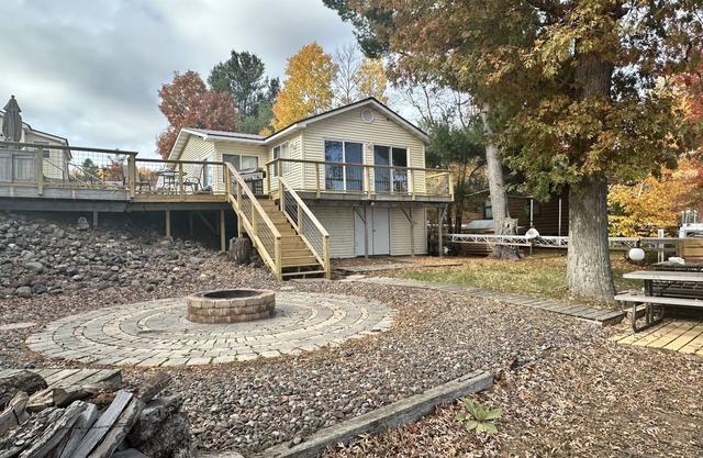 Large group lakeside getaway on Big Yellow Lake!! Pet friendly!!