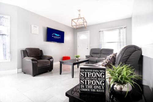 Large-Group Ready 8BR Home Near Niagara Falls & Casino