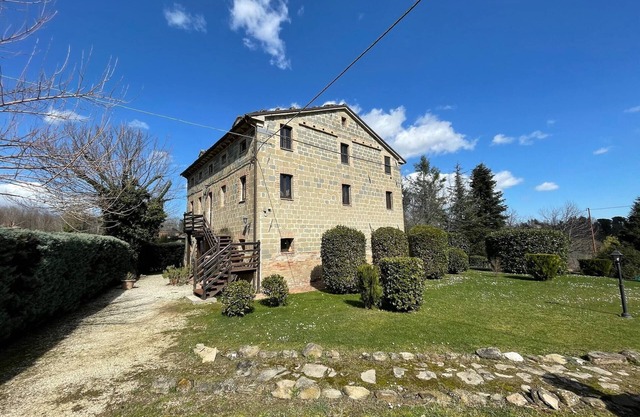 Geräumiges Ferienhaus in Amandola mit Swimmingpool