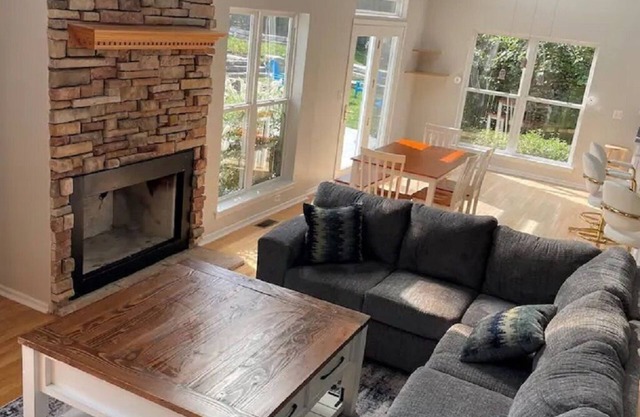 Large Group Retreat w/ secluded party room and private pool