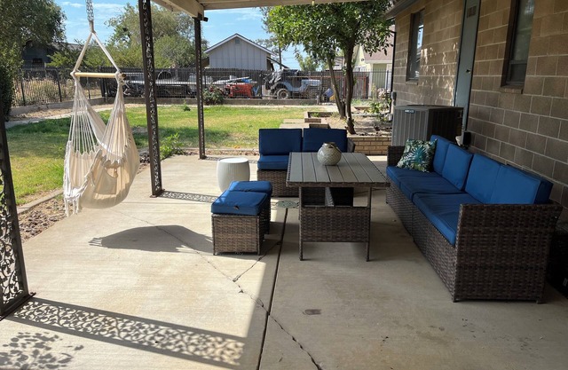 Large guesthouse in W. Sacramento with AC, WiFi. 15 Mts to Davis and downtown