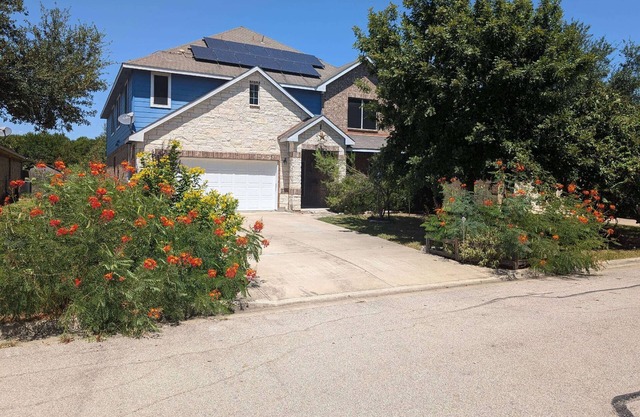 Large Handicap Accessible Home Sleeps 21. Game Room, Stocked Kitchen. Great for Large groups.