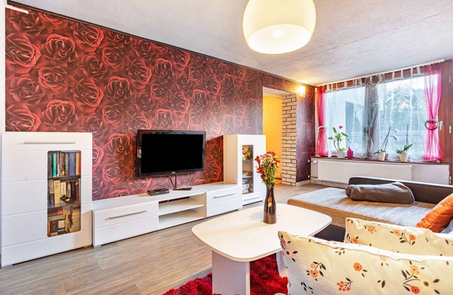'Große Ferienwohnung Mit Garten', Privatterrasse und Wi-Fi im Souterrain