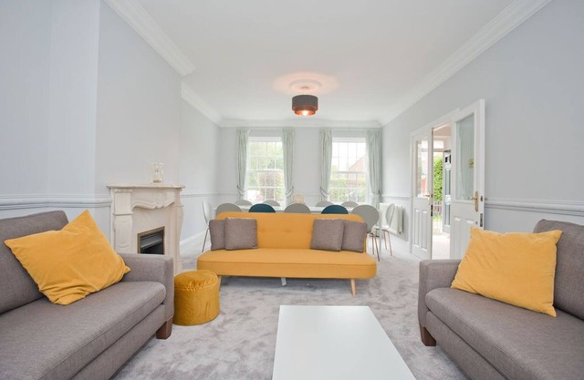☆ Large Holiday Home - Garden, nature and close to city centre☆