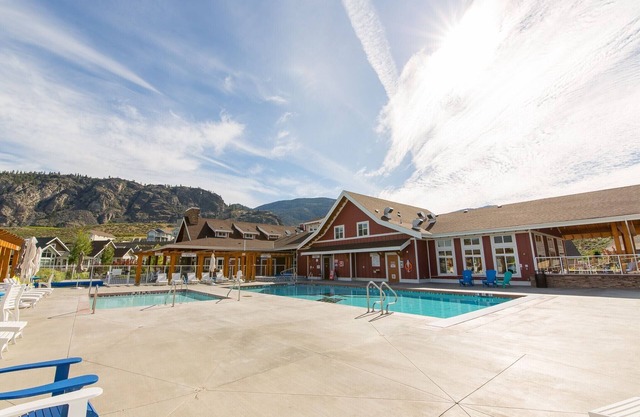 Lake view Pet friendly 4 bed and 4 bath two separate suites home two kitchens