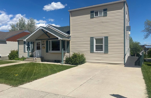 Large home by Carroll Great Northrn Downtown & Civic Center, family/pet friendly