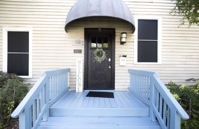 Large Home downtown Victoria by DeTar Hospital South and historical center