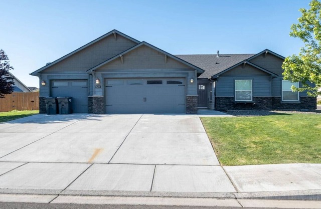 Large Home, Garage, Large Fenced Yard #6218