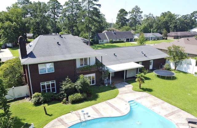 Large family-friendly home in the heart of West Monroe!