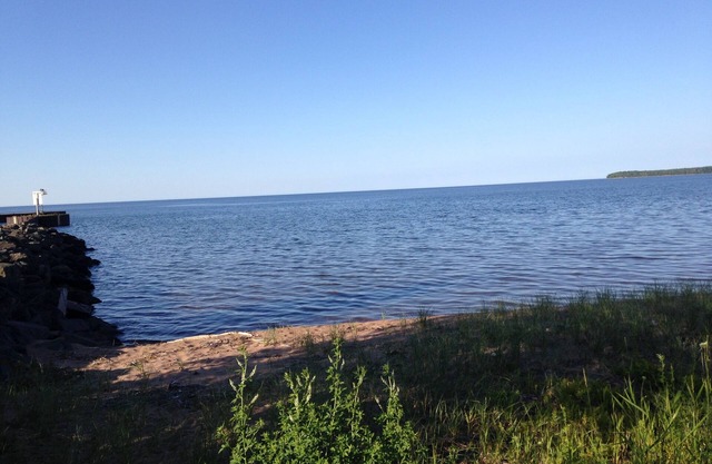 Großes Haus am Ufer des Lake Superior und des Big Bay Harbour of Refuge