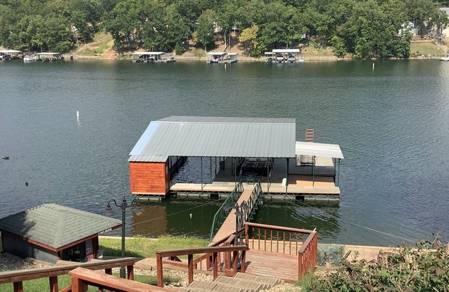 Großes Haus Auf Meile Marker 8 In Einer Schönen Bucht Auf Dem See Des Ozarks