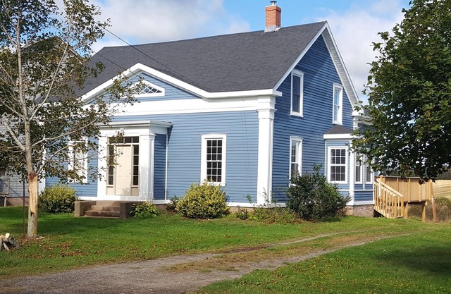 Large home perfect for reunions, golf getaways, and winery tours.