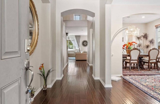 430) Large home- sleeps 10!