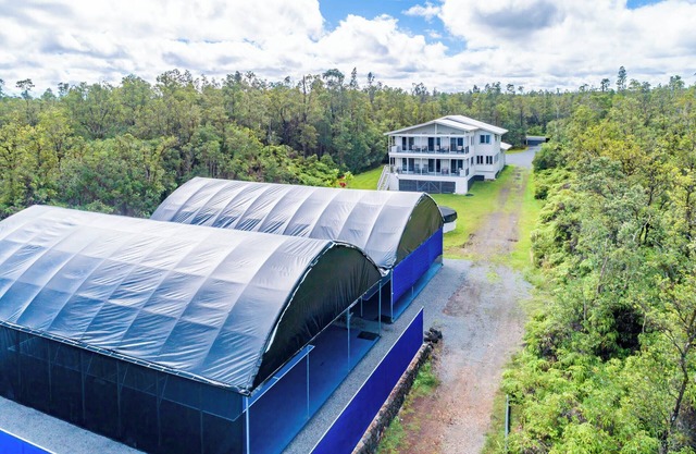 Large Home w/ 2 covered Pickleball Courts near Volcano National Park sleeps 16